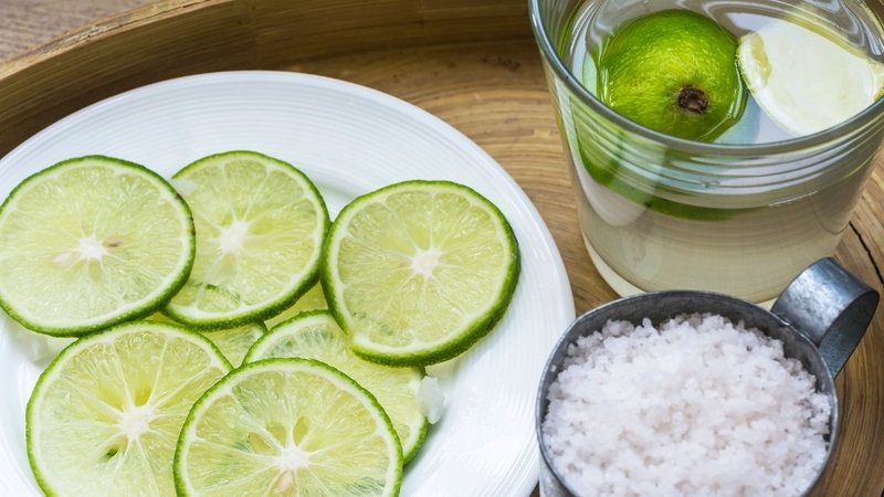 Không nên uống nước chanh pha muối thay thế cho nước lọc