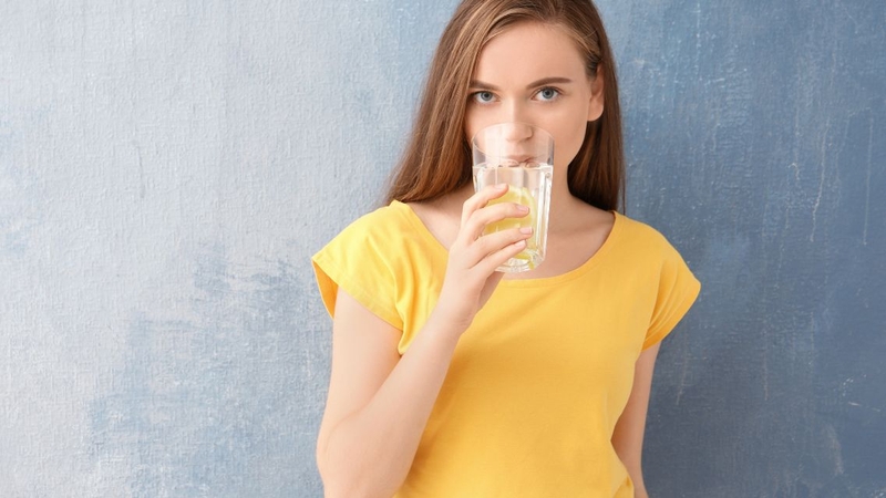 Một số người cần đặc biệt thận trọng khi uống nước chanh pha muối