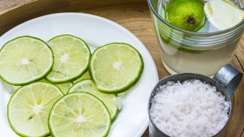 uong-nuoc-chanh-voi-muoi-hot-co-tac-dung-gi-ai-nen-han-che-su-dung-3.png