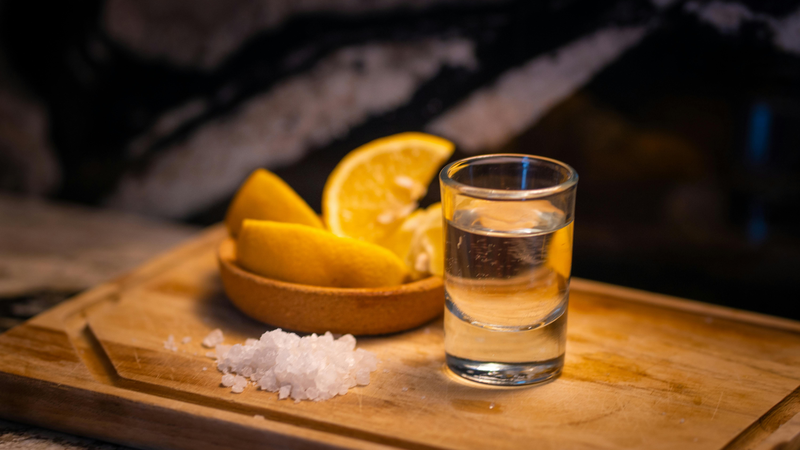 Không nên dùng nước chanh pha muối hột để thay thế nước lọc hằng ngày