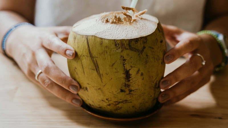 Uống nước dừa liên tục nhiều lần trong ngày