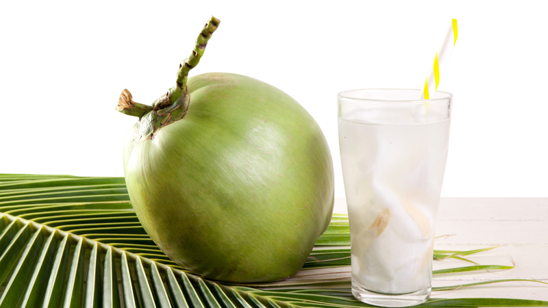Nhiều phụ nữ uống nước dừa cảm giác nhẹ bụng, sảng khoái, mát mẻ