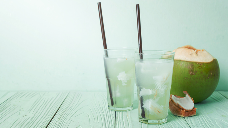 Uống nước dừa khi bụng đói hoặc uống quá nhiều gây rối loạn tiêu hoá