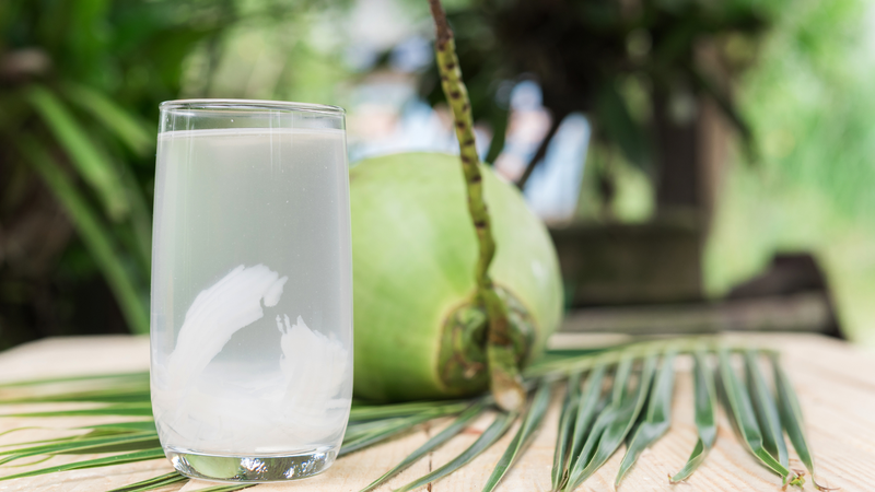 Nước dừa giúp bù nước và điện giải hiệu quả cho người bệnh