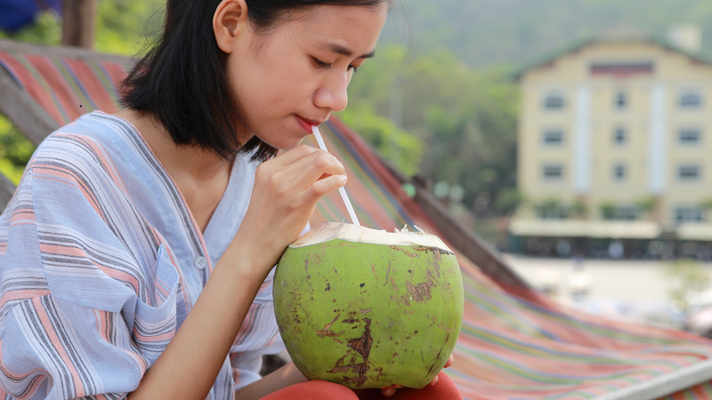 Uống nước dừa có thể giúp bù đắp lượng nước và điện giải đã mất sau khi quan hệ
