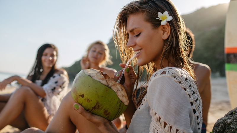 Việc sử dụng nước dừa đúng cách không chỉ giúp giảm cảm giác khó chịu khi tiểu buốt mà còn hỗ trợ cung cấp dưỡng chất, duy trì sức khỏe tổng thể