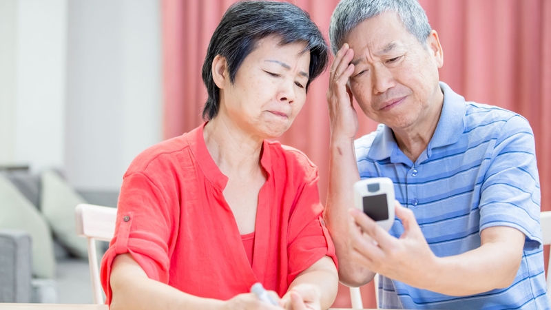 Người mắc bệnh tiểu đường, suy thận, huyết áp thấp cần tham khảo ý kiến bác sĩ trước khi sử dụng nước dừa thường xuyên