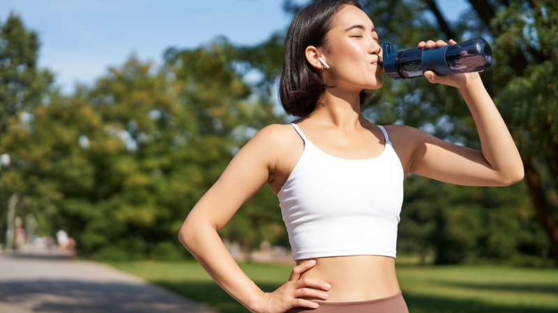 Uống nước đúng cách khi chạy bộ vào ngày hè bạn cần biết - 1