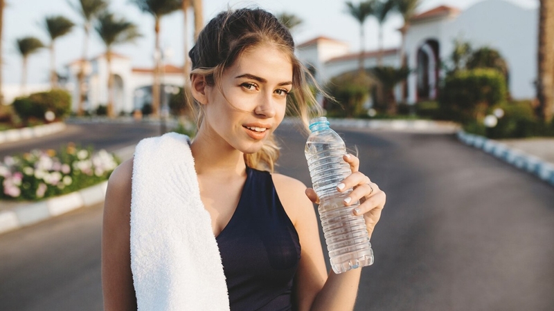 Uống nước đúng cách khi chạy bộ vào ngày hè bạn cần biết - 3