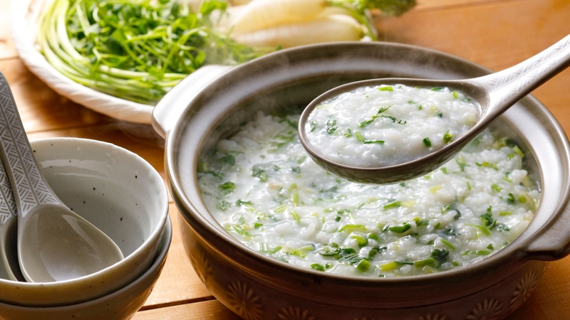 Người bệnh nên ưu tiên các loại tinh bột dễ tiêu hóa như cơm mềm, cháo