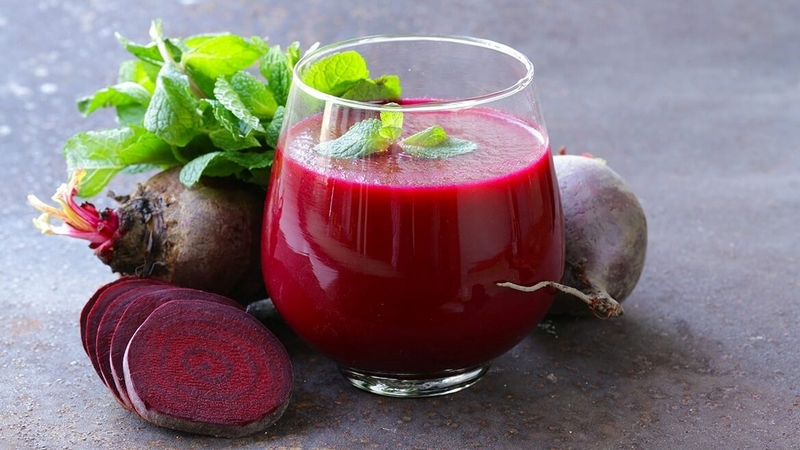 Uống nước ép củ dền đi tiểu màu đỏ có sao không? Tác dụng phụ của nước ép củ dền 1