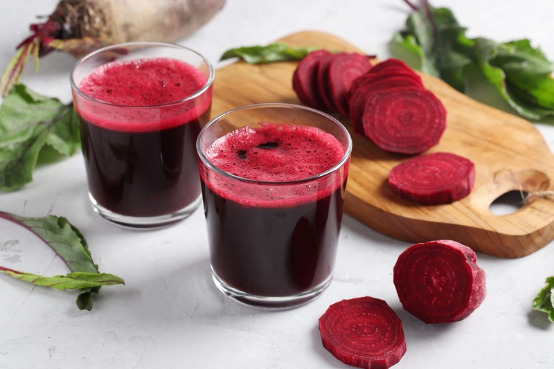 Uống nước ép củ dền đi tiểu màu đỏ có sao không? Tác dụng phụ của nước ép củ dền 2