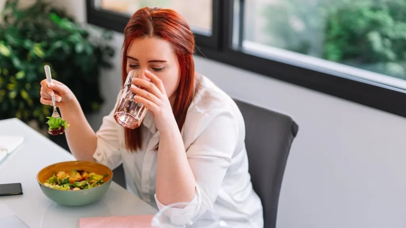 Uống nước khi ăn có làm loãng axit trong dạ dày không? 2