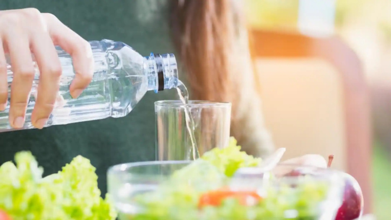 Uống nước khi ăn có làm loãng axit trong dạ dày không? 1