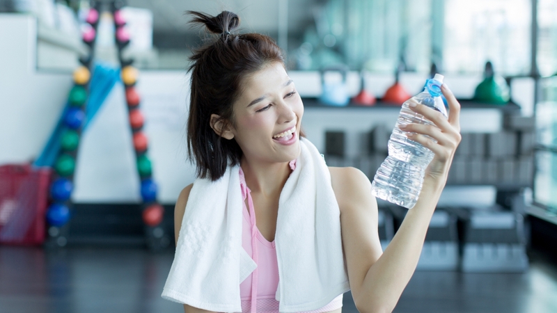 Lượng nước kiềm nên được cân đối dựa trên nhu cầu nước tổng thể, cân nặng, mức độ vận động và tình trạng sức khỏe