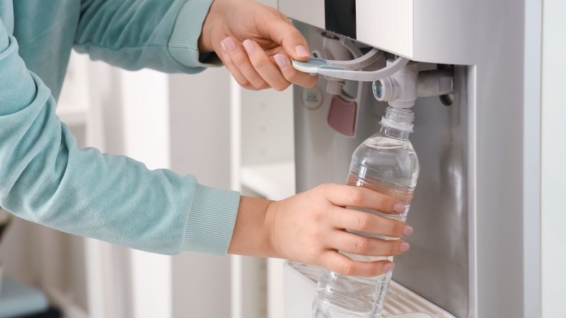 Uống nước trực tiếp từ máy lọc nước có tốt không phụ thuộc vào chất lượng máy, lõi lọc và việc bảo trì
