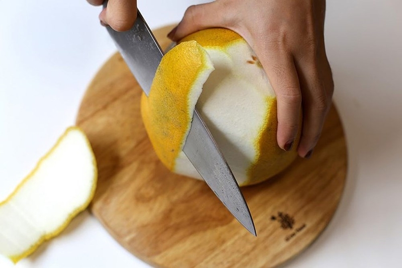 Theo nghiên cứu của chuyên gia, vỏ bưởi chứa nhiều tinh chất tốt cho tóc giúp tóc khỏe mạnh và ngăn gãy rụng