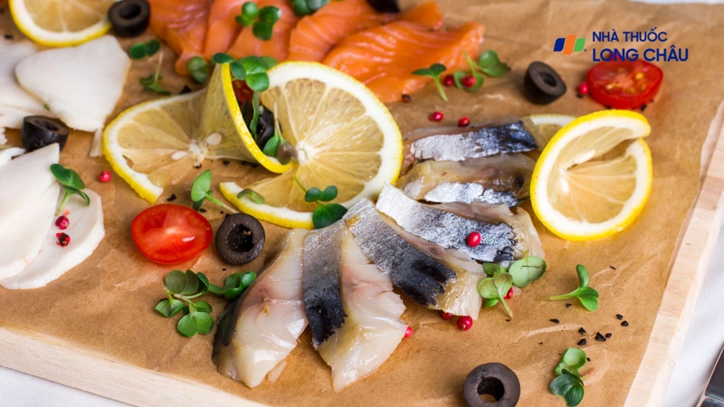 Omega-3 có nhiều trong cá hồi, cá thu, cá ngừ, hải sản và dầu cá