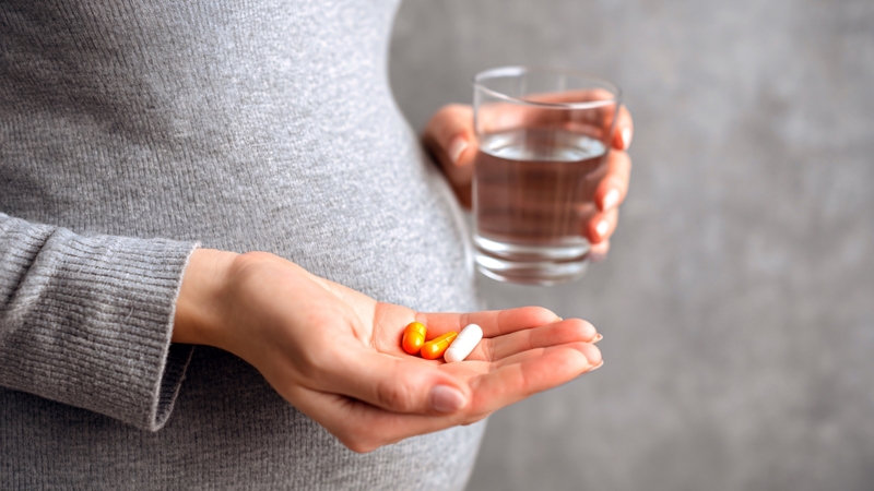 Sắt và canxi có thể cạnh tranh hấp thu nếu dùng đồng thời, do đó không nên uống chúng cùng lúc