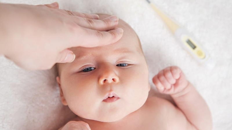 Chú ý khi sử dụng vắc xin Rota Việc tuân thủ lịch tiêm vắc xin rất quan trọng để bảo vệ hệ miễn dịch của trẻ hiệu quả. Tuy nhiên, khi sử dụng vắc xin ngừa virus Rota, một số trường hợp cần lưu ý: Trẻ nhỏ có dấu hiệu mẫn cảm với bất kỳ thành phần nào trong vắc xin, không nên sử dụng. Nếu trẻ phản ứng nặng sau khi tiêm liều đầu, không nên tiếp tục uống liều 2 và 3. Trẻ có tiền sử về các vấn đề lồng ruột không nên sử dụng vắc xin này. Không nên sử dụng vắc xin cho trẻ bị các bệnh về đường tiêu hóa. Trường hợp trẻ có rối loạn miễn dịch cần hạn chế sử dụng vắc xin. Trẻ đang có các triệu chứng như sốt, nôn mửa hoặc tiêu chảy cũng không nên sử dụng vắc xin. 3