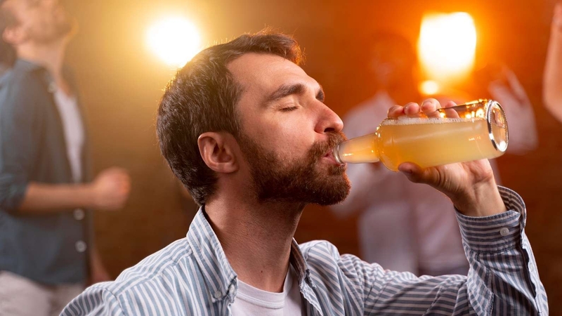 Uống rượu có béo không? Rượu chứa nhiều calo nhưng lại không cung cấp dinh dưỡng