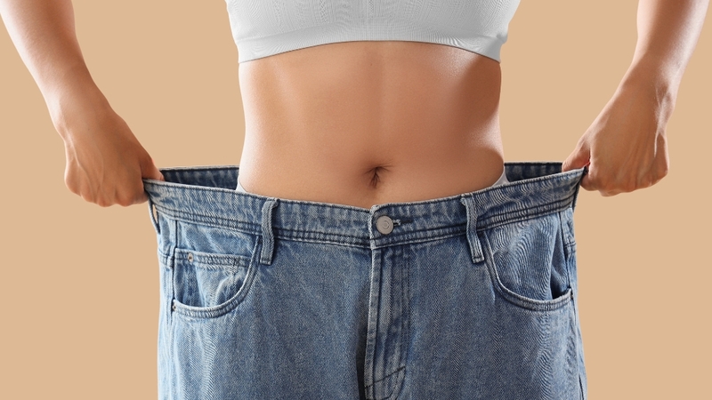 Uống sắn dây buổi tối không trực tiếp giúp giảm cân nhưng có thể hỗ trợ kiểm soát cân nặng