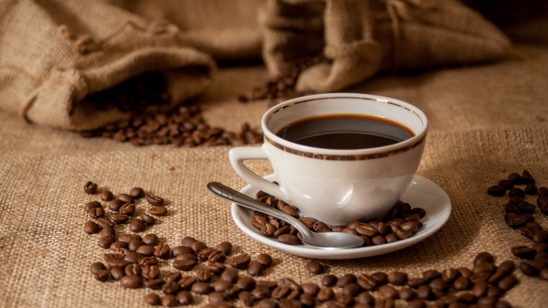 Thức uống chứa caffeine có thể làm tăng bài tiết canxi qua nước tiểu, dẫn đến giảm lượng canxi trong cơ thể