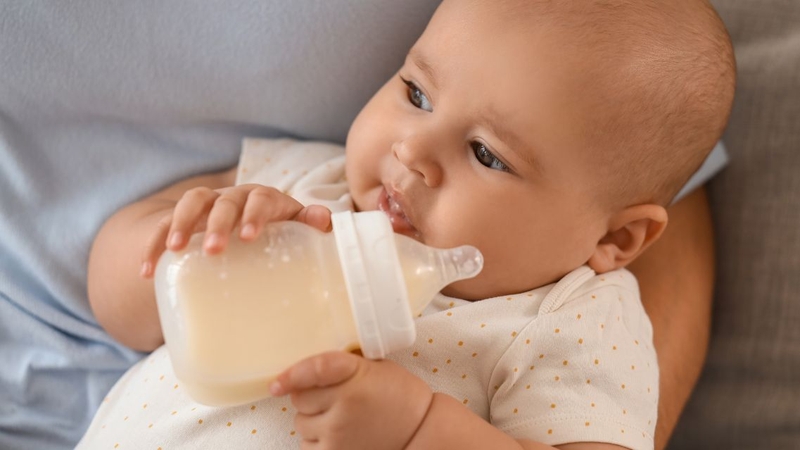Trẻ uống cần được uống sữa bột theo độ tuổi và nhu cầu dinh dưỡng phù hợp