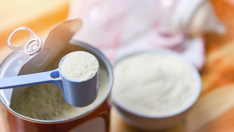Uống sữa bột không đúng độ tuổi có thể khiến trẻ nhận khẩu phần dinh dưỡng chưa phù hợp