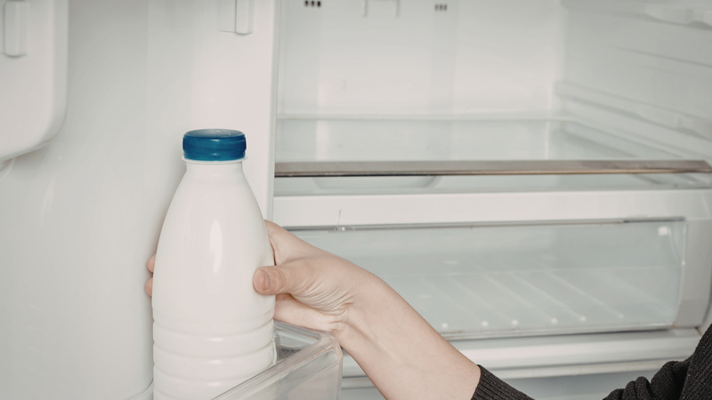 Tránh đặt các hộp sữa ở khu vực cánh cửa tủ lạnh