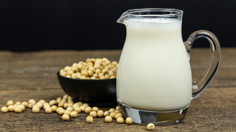 Với những người khỏe mạnh, uống sữa đậu nành hợp lý không ảnh hưởng đến hormone
