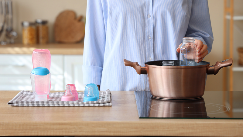 Việc làm sạch và đun sôi dụng cụ pha sữa giúp hạn chế nguy cơ nhiễm bẩn trong quá trình chuẩn bị sữa
