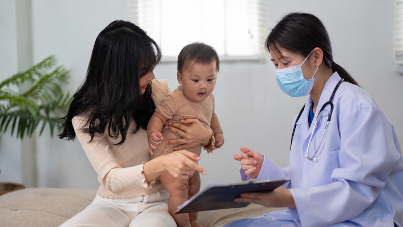 Ba mẹ nên tham khảo ý kiến bác sĩ về việc lựa chọn sản phẩm và cách chuẩn bị sữa phù hợp cho trẻ