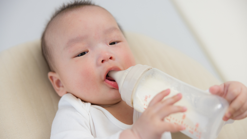 Sắt trong sữa không được hấp thu hết có thể đào thải qua phân, khiến phân có màu xanh