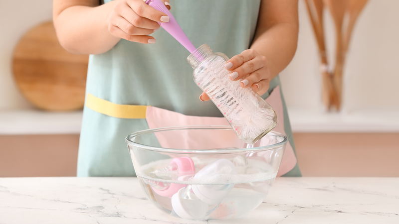 Bình sữa, núm ti và dụng cụ pha sữa cần được vệ sinh sạch sau mỗi lần sử dụng để hạn chế nhiễm bẩn