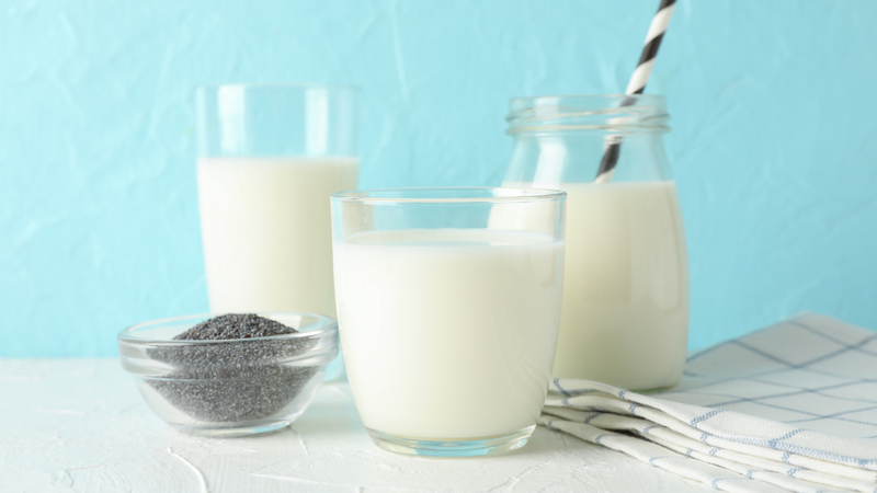 Bạn có thể uống sữa tươi không đường và hạt chia vào buổi sáng