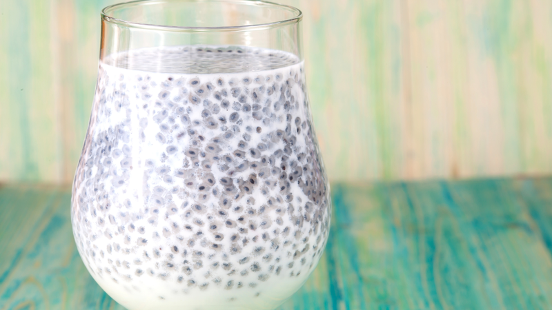 Hạt chia và sữa tươi không đường đều là những thực phẩm dinh dưỡng, lành mạnh