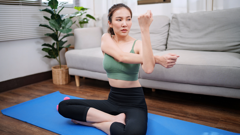 Các hoạt động như đi bộ, yoga hoặc thiền vào buổi tối có thể giúp giảm căng thẳng và cải thiện giấc ngủ