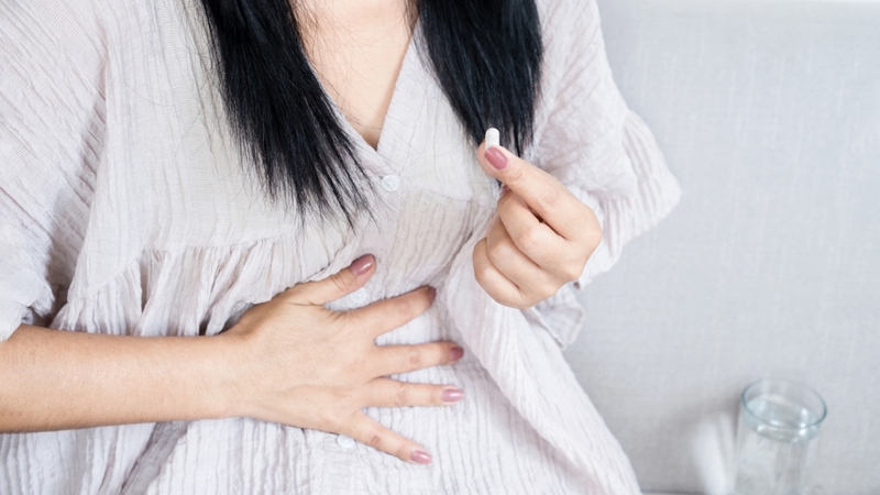 Thuốc giảm đau bụng kinh không phải là nguyên nhân trực tiếp gây chậm kinh
