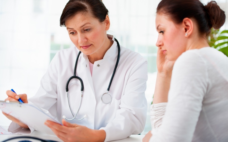 Thăm khám bác sĩ ngay nếu bị mụn nặng do uống kháng sinh