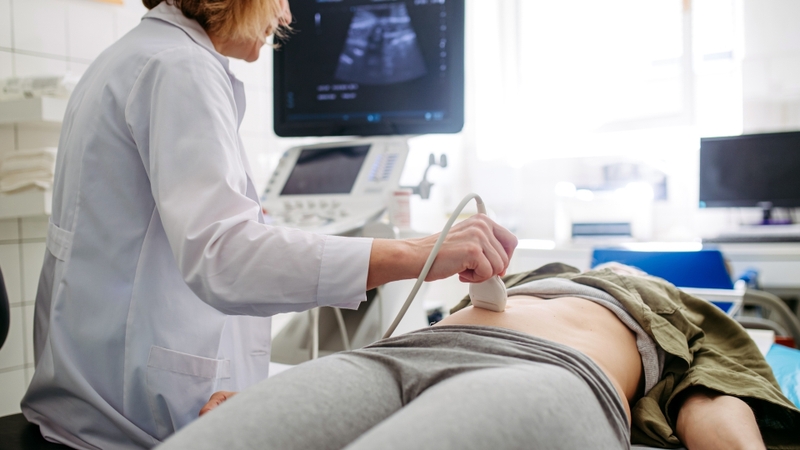 Siêu âm theo dõi nang noãn giúp bác sĩ đánh giá sự thay đổi của nang trứng
