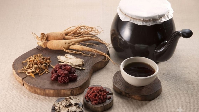 Theo dõi phản ứng của cơ thể giúp xác định thời điểm phù hợp để ngưng thuốc nam