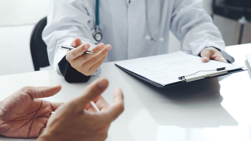 Trao đổi với bác sĩ để biết thời điểm quan hệ an toàn sau uống thuốc phóng xạ