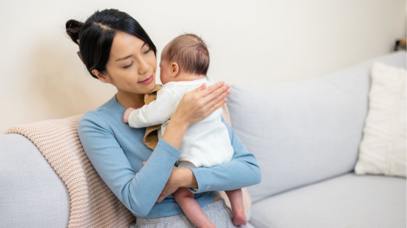 Sau khi dùng thuốc tránh thai khẩn cấp, mẹ nên theo dõi sức khỏe của trẻ