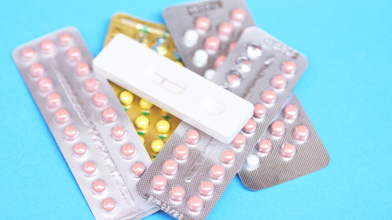 Thuốc tránh thai khẩn cấp hoạt động chủ yếu thông qua việc tác động lên quá trình rụng trứng và thụ tinh