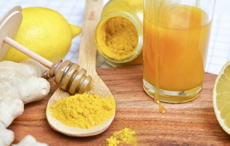 Không nên sử dụng tinh bột nghệ với mật ong cho trẻ dưới 1 tuổi