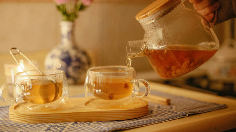 Trà hoa cúc có đặc tính thanh nhiệt, hỗ trợ giảm cảm giác nóng trong cơ thể