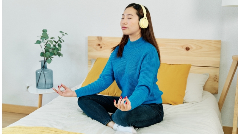 Uống trà sữa bị mất ngủ phải làm sao? Giãn cơ, thiền hoặc nghe nhạc nhẹ