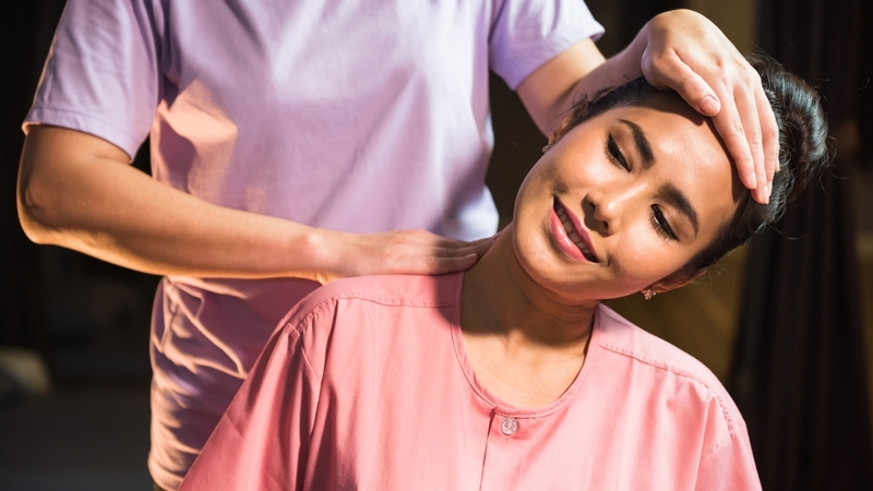 Massage hoặc bấm huyệt giúp thư giãn cơ thể, giảm căng thẳng và hỗ trợ dễ ngủ hơn