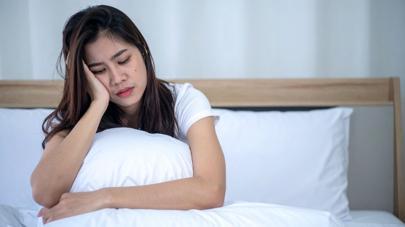 Trà sữa gây mất ngủ do caffeine, đường cao và ảnh hưởng đến tiêu hóa, hormone giấc ngủ